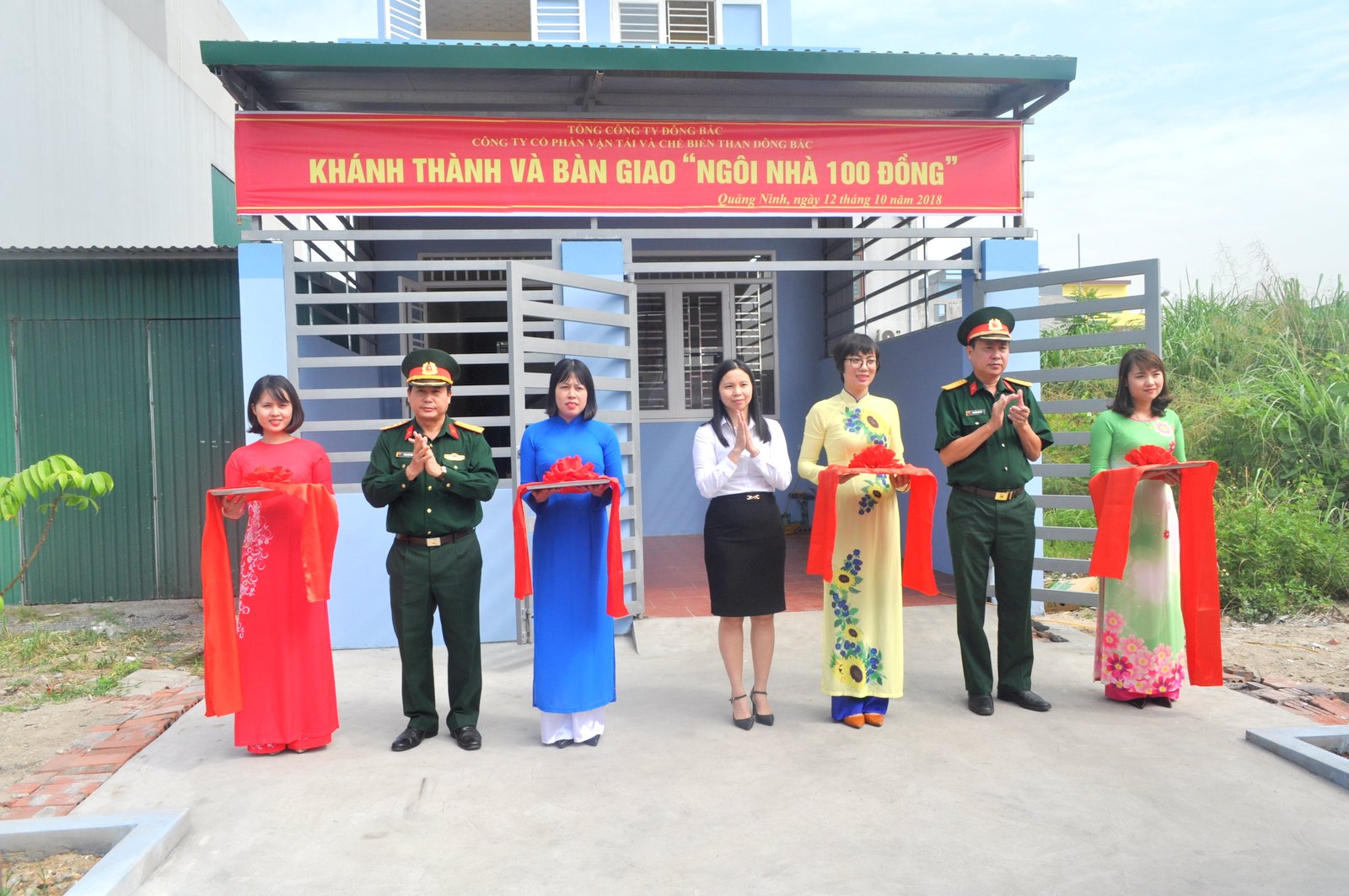 Khánh thành và bàn giao "Ngôi nhà 100 đồng" cho gia đình đồng chí trung úy QNCN Nguyễn Văn Dũng, cán bộ đoàn có hoàn cảnh khó khăn.