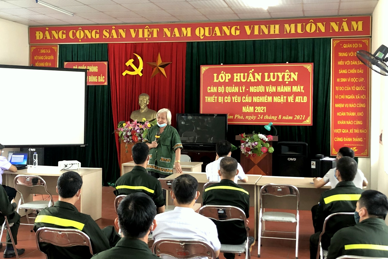 Công ty cổ phần Vận tải và Chế biến than Đông Bắc Tổ chức lớp huấn luyện AT-VSLĐ cho Cán bộ quản lý, Người vận hành các thiết bị có yêu cầu nghiêm ngặt về AT-VSLĐ năm 2021.